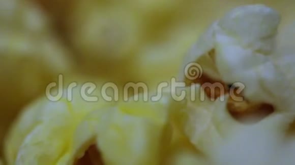 美味的爆米花背景一张未经腌制的玉米爆米花的宏观照片视频的预览图