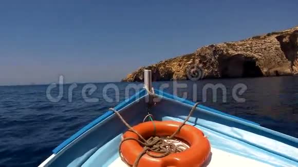 前观船与救生圈漂浮在蓝海上视频的预览图