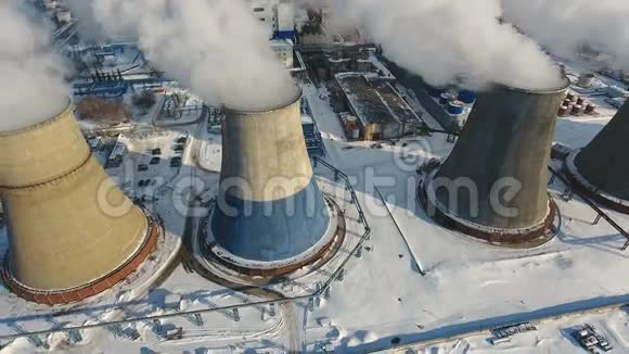 烟雾和蒸汽从烟囱工业发电厂污染污染全球变暖的概念视频的预览图