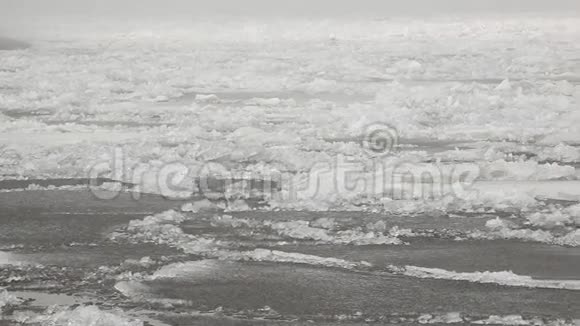 河上的冰覆盖着全景视频的预览图