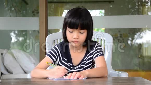 做作业的小女孩视频的预览图