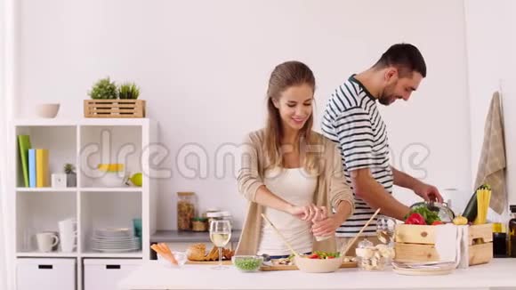 快乐的一对夫妇做饭在家玩得开心视频的预览图
