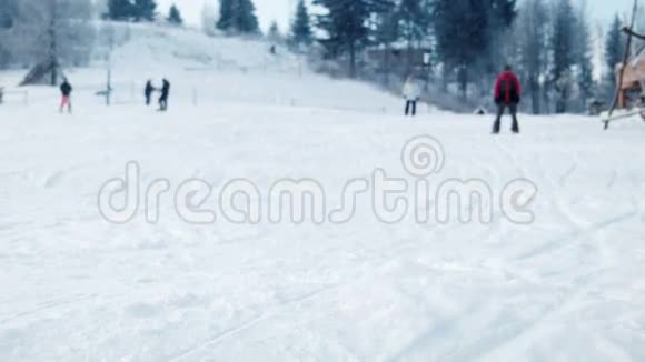 滑雪板运动员经过摄像机附近视频的预览图