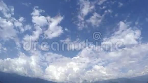 时光流逝的云在群山中穿梭视频的预览图