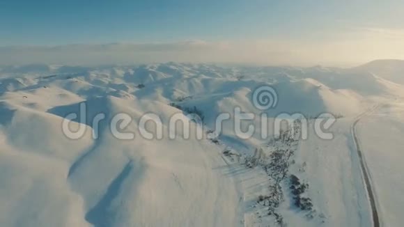 山里的冬天冬天飞过马路视频的预览图