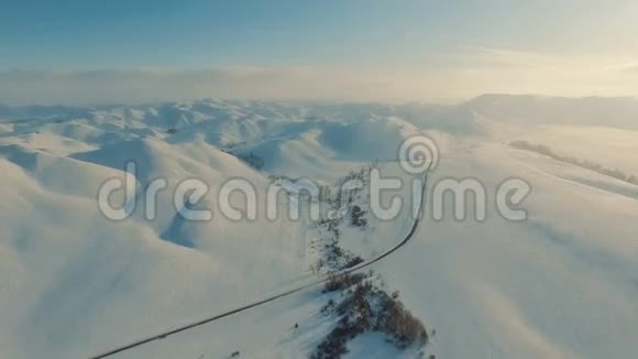 山里的冬天冬天飞过马路视频的预览图