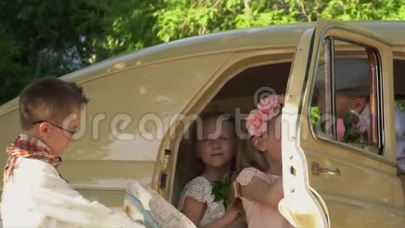孩子们乘着一辆旧车在暑假时正在开车视频的预览图