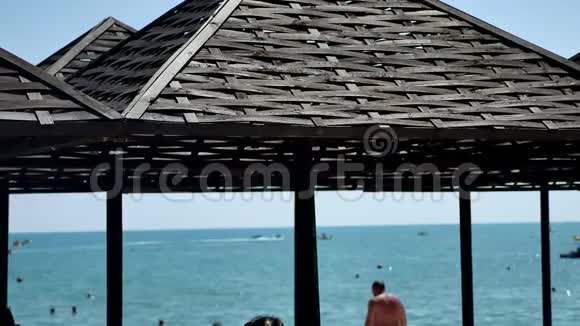 海和沙滩用木制雨伞海洋抽象背景视频的预览图