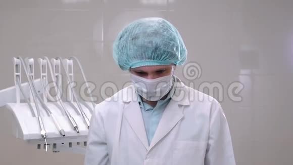 医生戴眼镜外科口罩和手套医疗程序和卫生理念现代医院健康理念视频的预览图