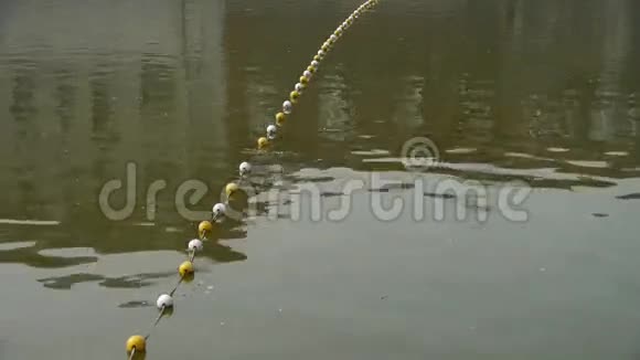 漂浮在湖面上水面海洋视频的预览图