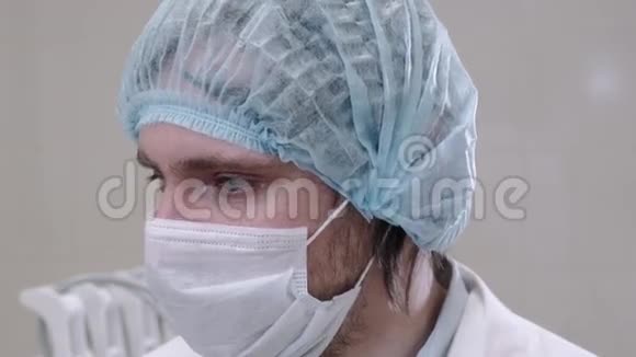 医生戴眼镜外科口罩和手套医疗程序和卫生理念现代医院健康理念视频的预览图