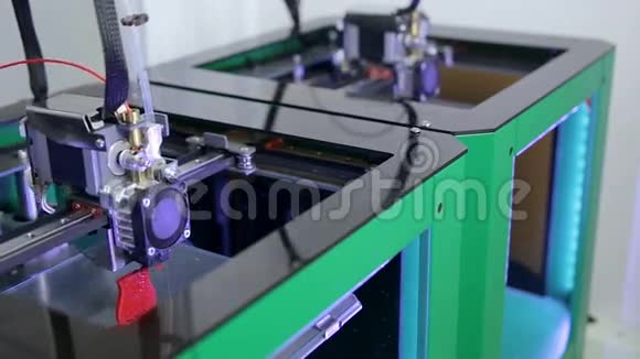 几个3D打印机工作打印塑料模型与塑料丝丝视频的预览图