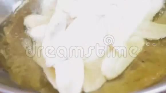 油炸香蕉片在锅里视频的预览图