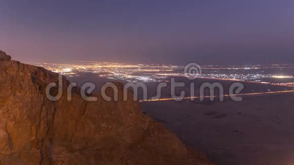 一天到一夜的时间随着岩石流逝JebelHafeet是一座主要位于AlAin周围的山提供一座视频的预览图
