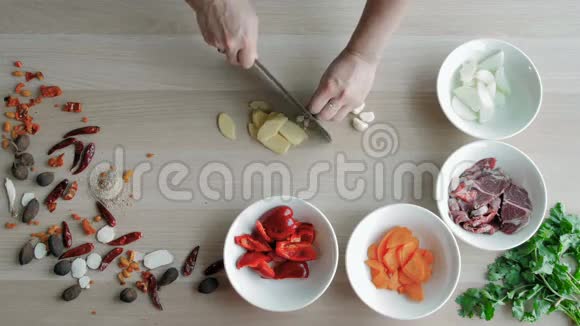 女性手切大蒜做沙拉顶部视图首席切割蔬菜健康生活方式饮食视频的预览图