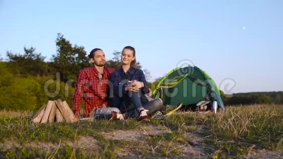 浪漫情侣周末在大自然中露营视频的预览图