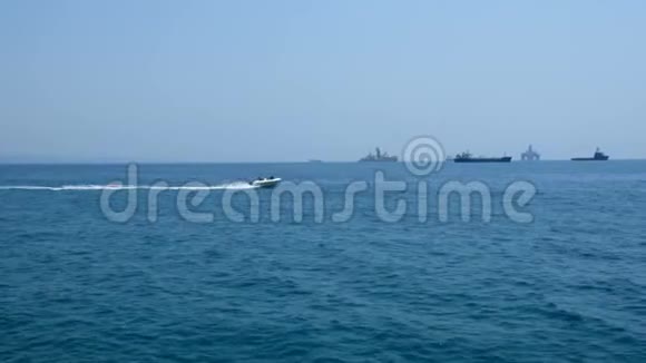 阴天的公海航拍蓝天远处的船只和无边的地平线视频的预览图