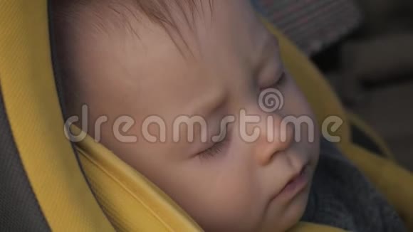 可爱的小男孩睡在婴儿车里视频的预览图