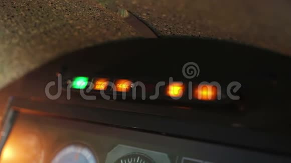 驾驶舱面板火警指示灯闪烁红色紧急警告信号视频的预览图