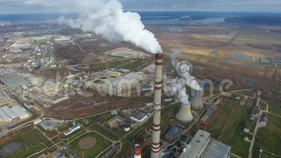 生态污染工业工厂排放管道中的烟污染环境视频的预览图