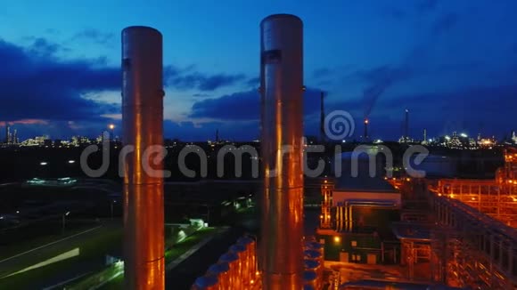 带有生产塔的天然气和炼油厂综合体视频的预览图