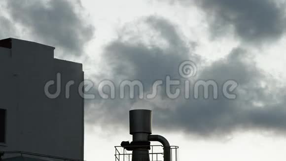 工业烟囱或烟囱在阴天喷出污染烟雾视频的预览图