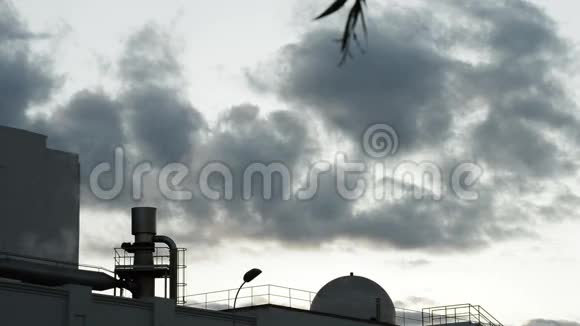 工业烟囱在日落时阴天排放污染烟雾视频的预览图