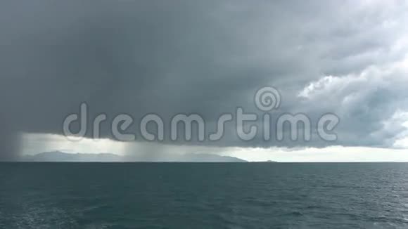 从风暴中飘走远处海面上的雨视频的预览图