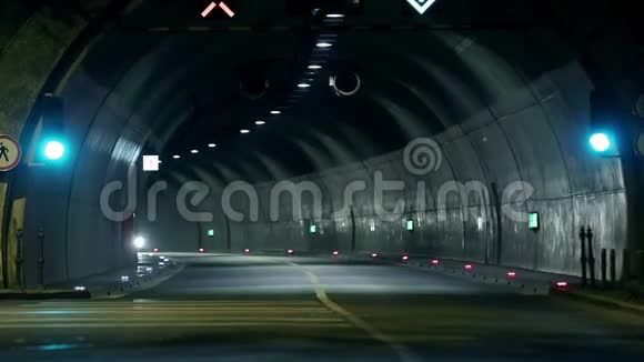 科维特穿过隧道朝摄像机走去视频的预览图