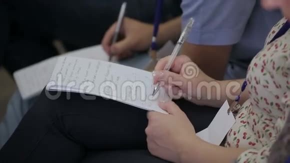 商务女性特写在笔记本上写笔视频的预览图