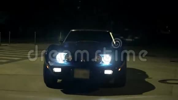 Corvette的前景在夜间朝摄像机行驶视频的预览图