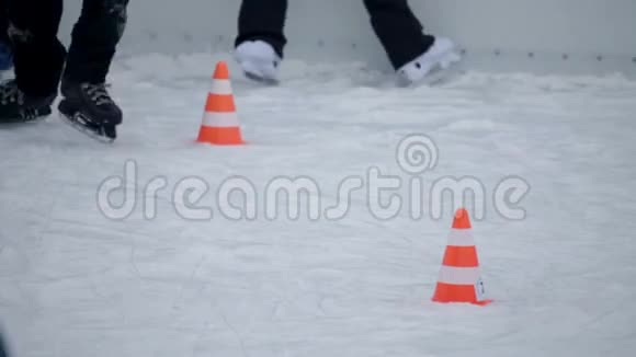 儿童滑冰已经越过了障碍视频的预览图