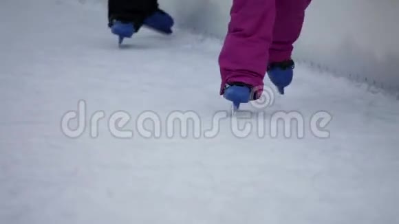 在冰场上摇摇晃晃的蓝色儿童溜冰鞋细节拍摄视频的预览图