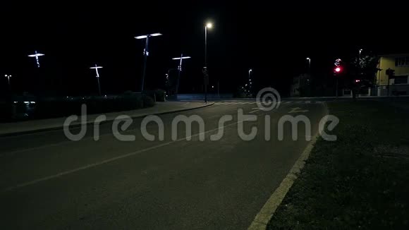静态平底锅拍摄蓝色柯夫特驾驶通过道路转弯视频的预览图