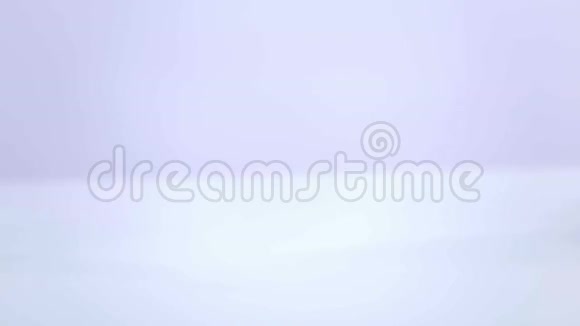 白色背景下用紫罗兰吸管制作的瓜片视频的预览图