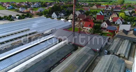 靠近温室的欧洲村庄德国欧洲村庄附近的一个大型温室综合体视频的预览图