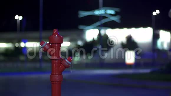 一个人用高尔夫球杆慢动作摧毁消防栓支柱视频的预览图