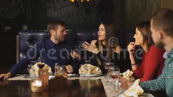 两对美丽的情侣在餐厅积极交流等待您的点菜视频的预览图