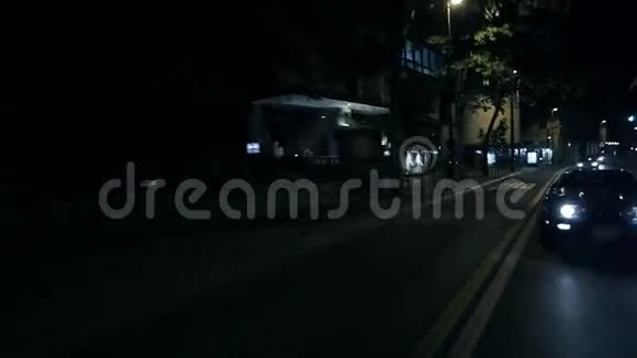 美丽的斜线拍摄蓝色科尔维特在城市之夜超车视频的预览图
