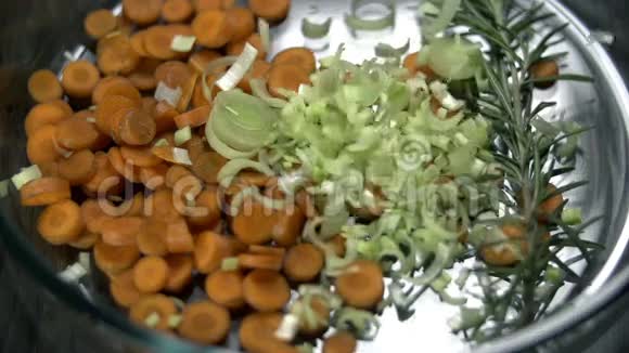 一片韭菜掉进一个盘子里里面放着胡萝卜和洋葱视频的预览图
