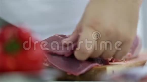 厨师切红肉牛排然后重新专注于蔬菜视频的预览图