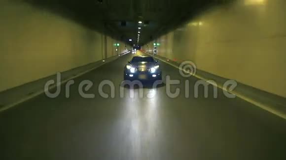 夜间在隧道里驾驶的蓝色护卫舰远射视频的预览图