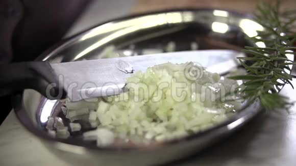 刀放在洋葱上同时加入油滴视频的预览图