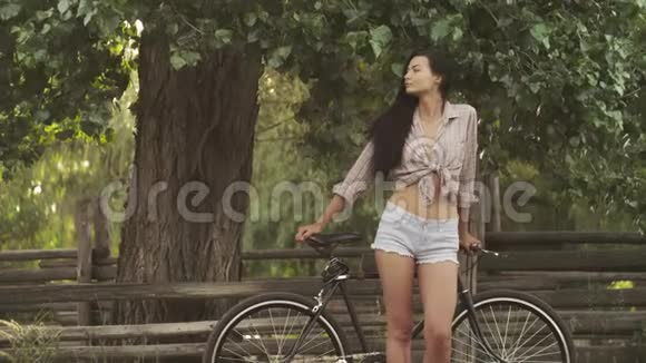 带自行车的年轻女子在户外视频的预览图