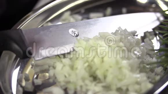 把洋葱用刀切在油腻的盘子里视频的预览图