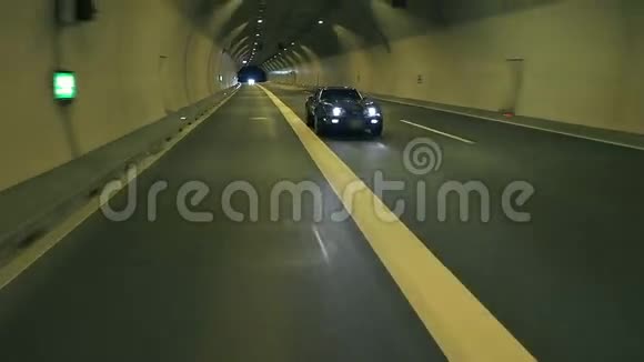 科尔维特在隧道里的摄像机后面开车视频的预览图