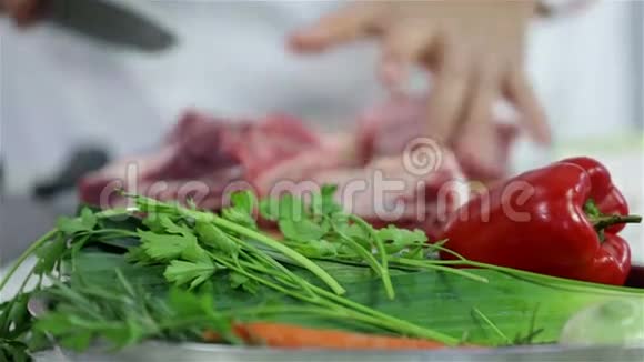蔬菜盘配欧芹和辣椒准备牛肉牛排视频的预览图