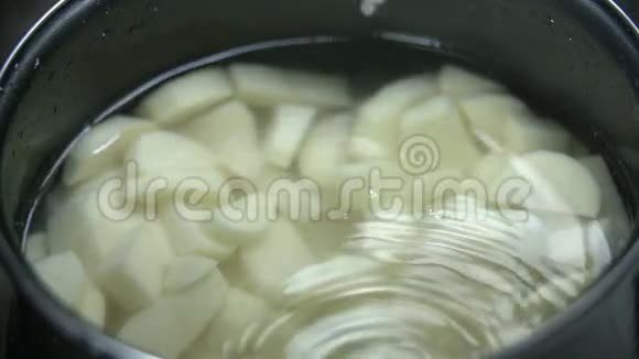 把土豆片扔进装满水的盘子里视频的预览图