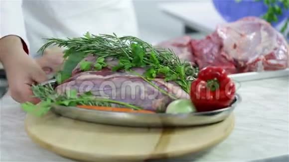 用牛肉牛排和蔬菜做成的装饰盘子视频的预览图
