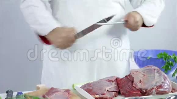 厨师磨刀切红肉视频的预览图